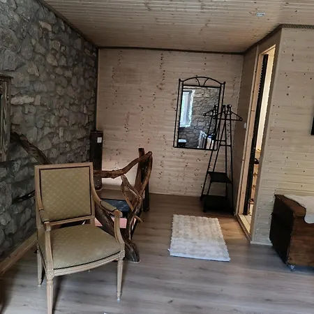 Au Loupus Bed and Breakfast *